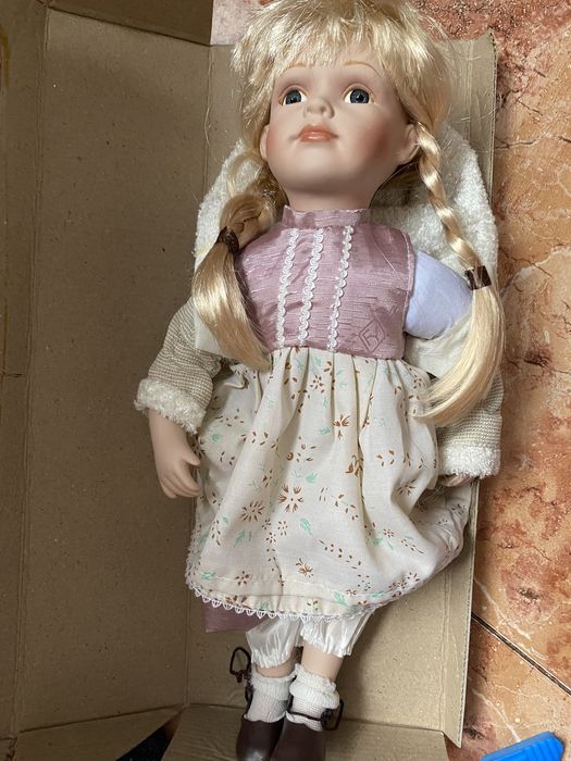 Лялька з фарфора 35 см