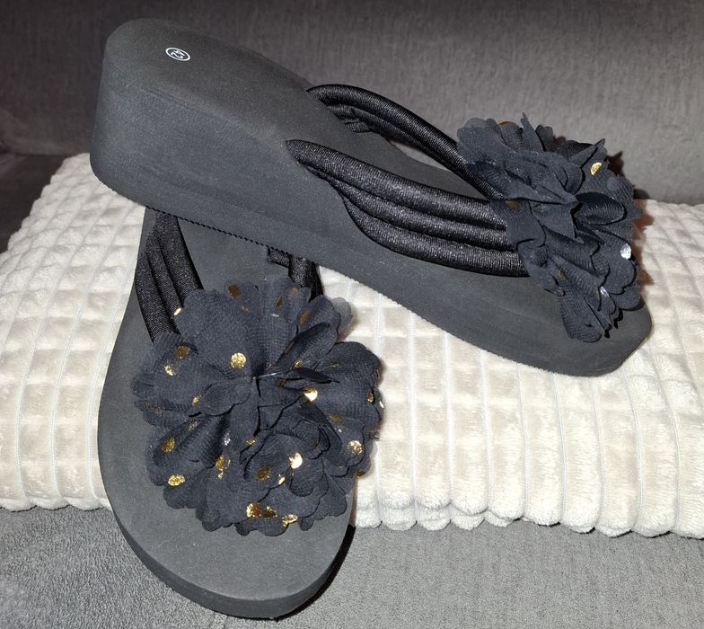 Japonki ,czarne damskie na koturnie z pięknym kwiatkiem rozmiar 42