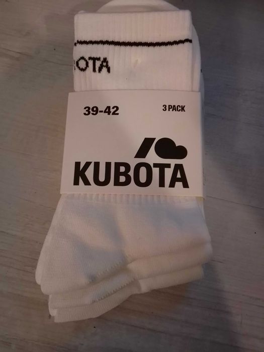 Białe skarpetki Kubota