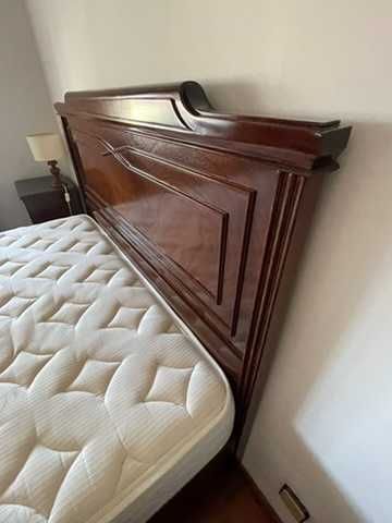 Cama de casal em madeira com colchão