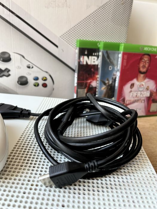 Xbox One S 1TB  w bardzo dobrym stanie
