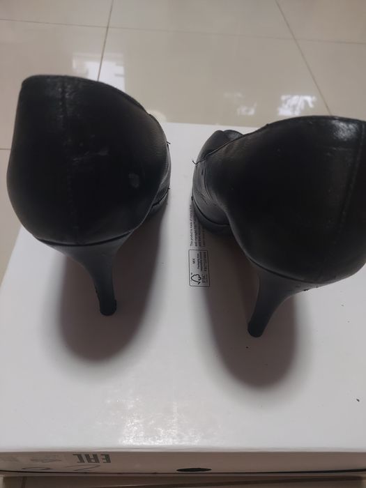 Sapatos feminino de salto alto preto da Texto