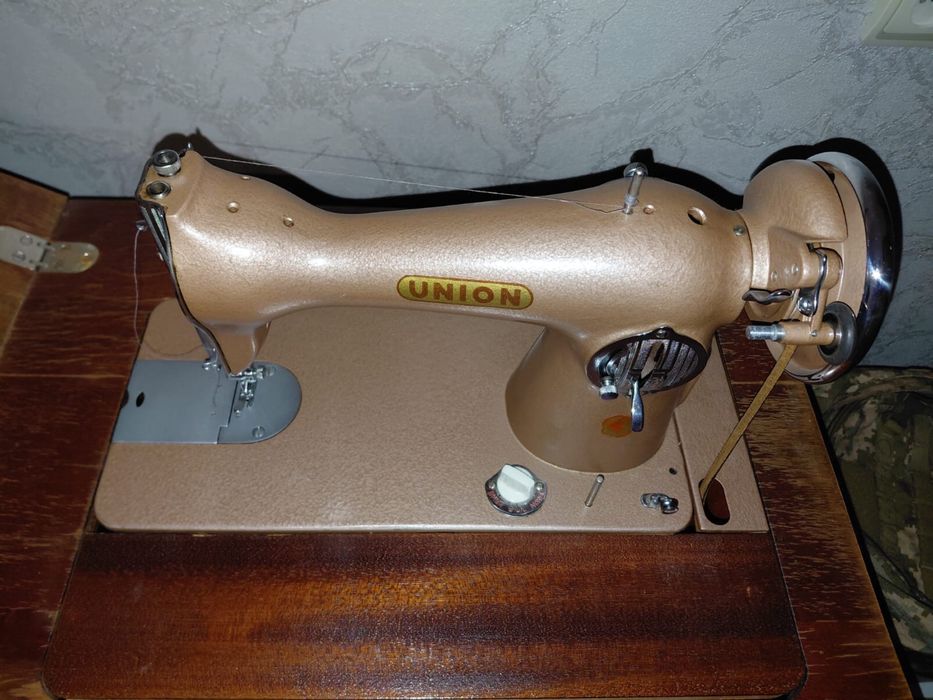 Продам швейну машинку