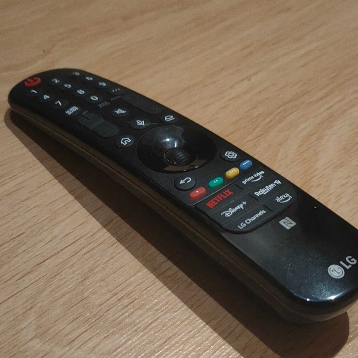 Smart TV LG 43" 4K UHD (43UN71006LB) + Comando Magic Remote (Braga)