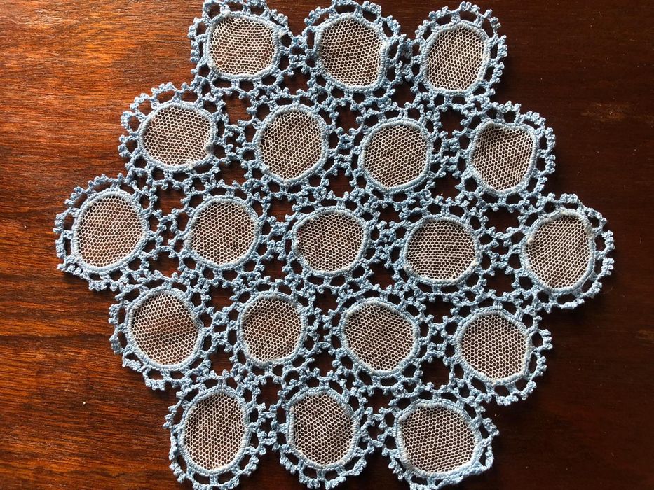 Conjunto de renda feita sobre tule