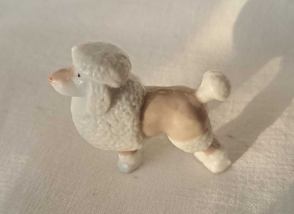 Figurinha de Poodle em Porcelana Irlandesa