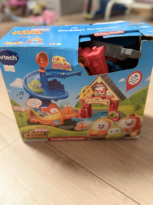 Це розвиваючий музичний набір VTech Go! Go! Cory Carson Freddie's Firehouse (Пожежна частина Фредді).