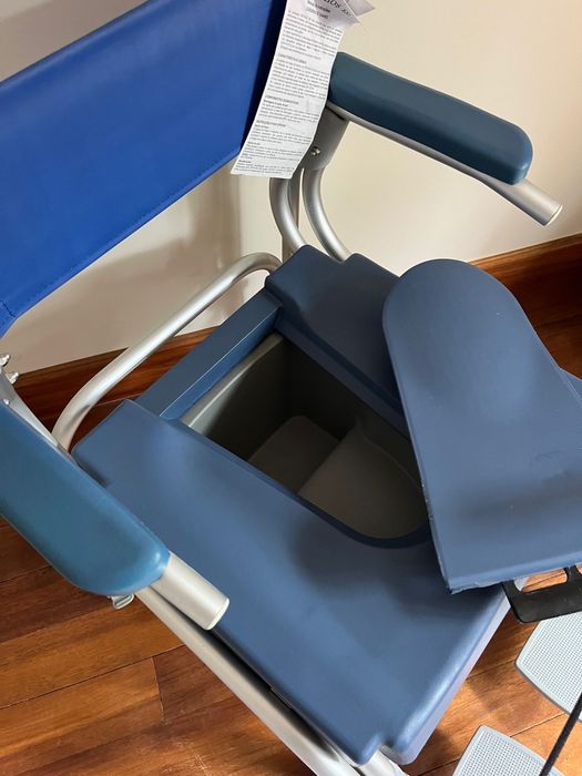 Cadeira de banho com rodas NOVA