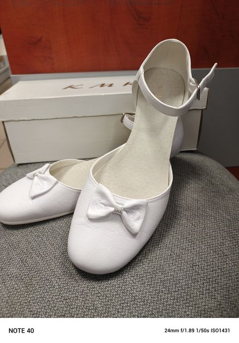 Pantofle komunijne białe