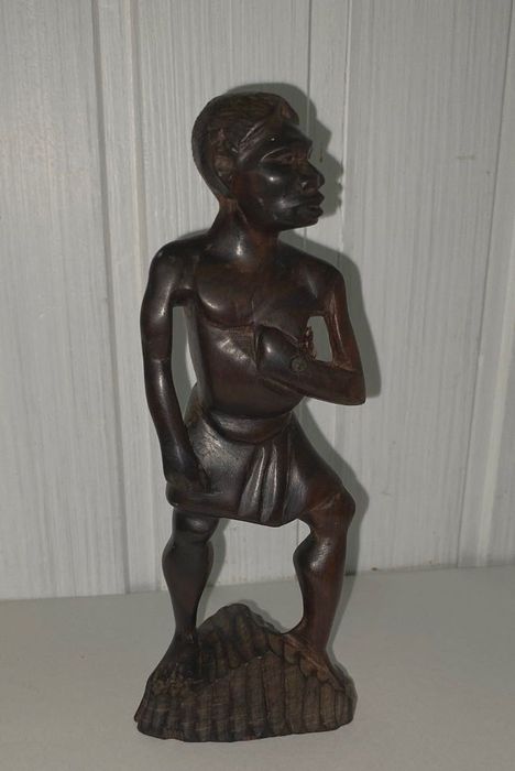 Estatueta Africana em madeira antiga.