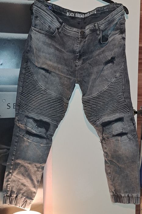 Joggery szare z dziurami