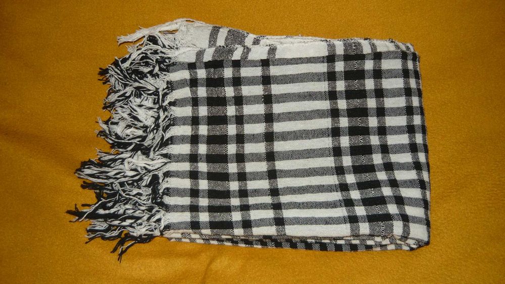 Chusta Arafatka duża 120x95 czarno biała szal w pepitkę