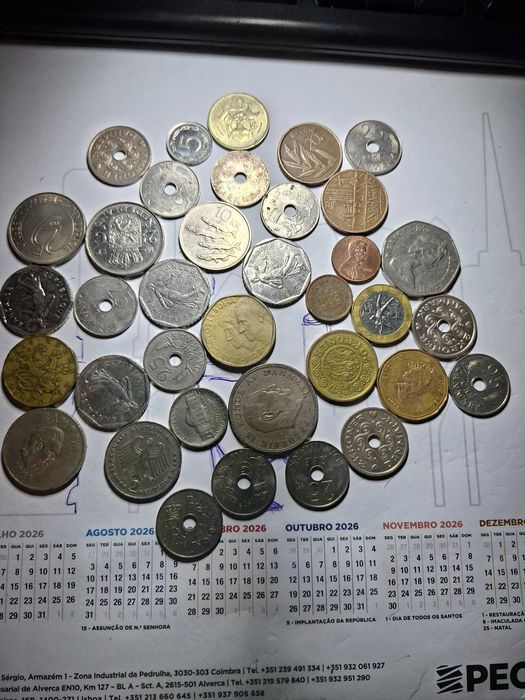Lote de 126 moedas de diversos países, anos e valores