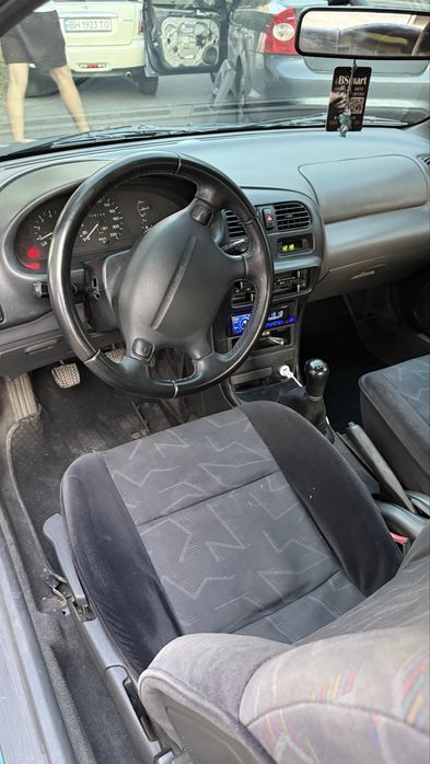 Mazda 323  1995 год