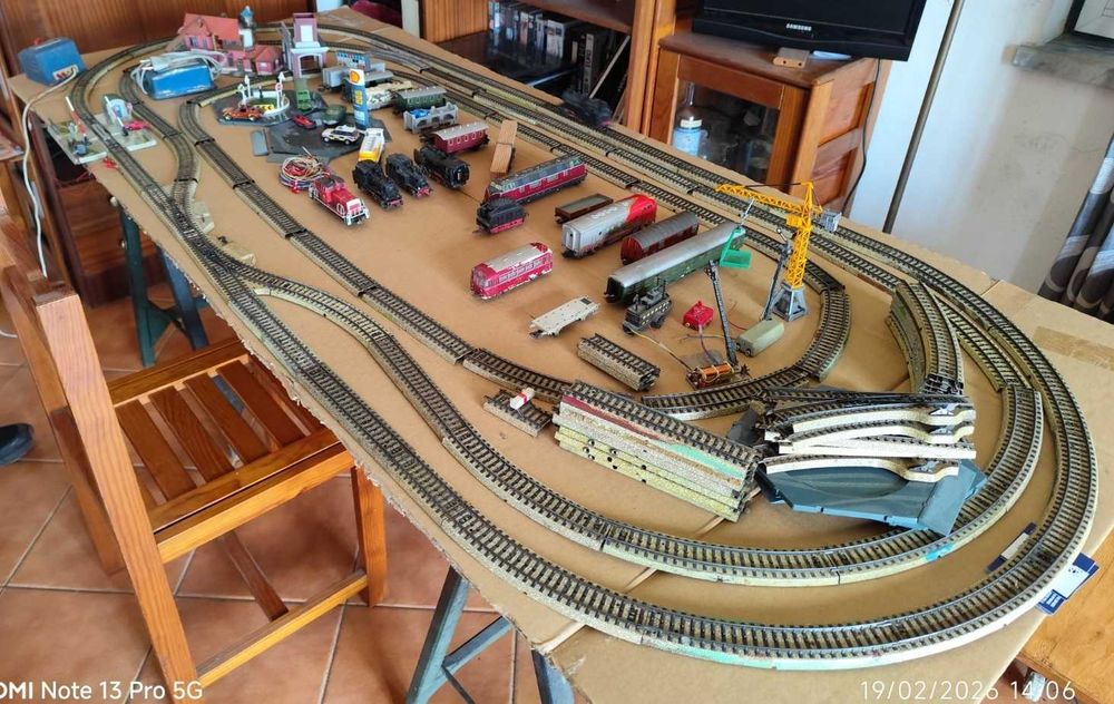 Pista de comboios elétricos (com 6 metros)