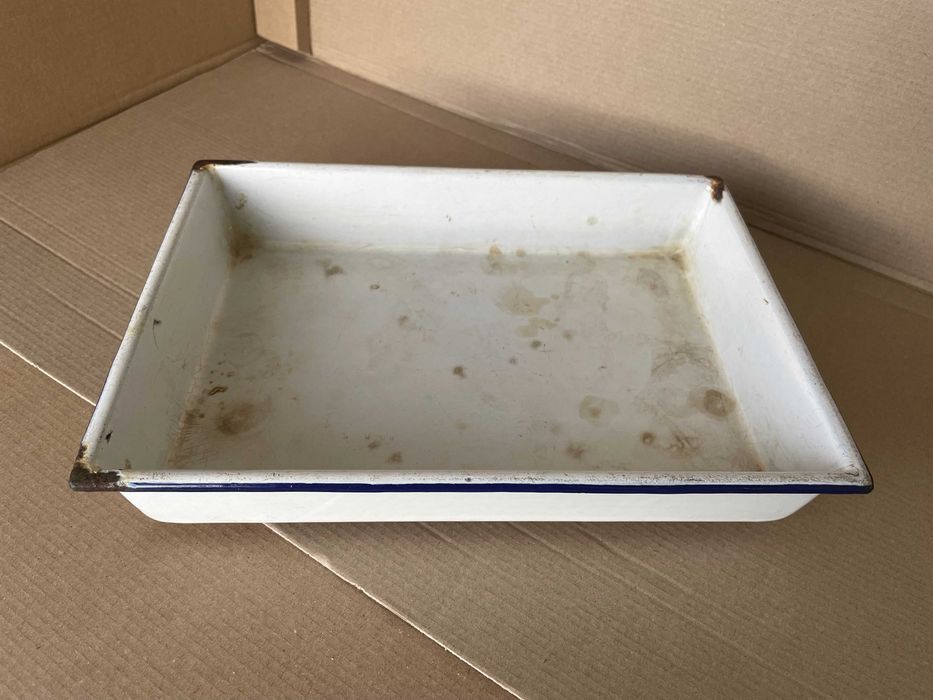 MINCHIN – Vintage enameled surgical tray.