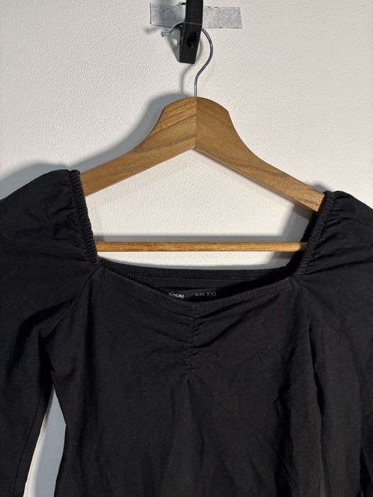 Czarna przylegająca sukienka z marszczeniem dekolt karo prostokątny