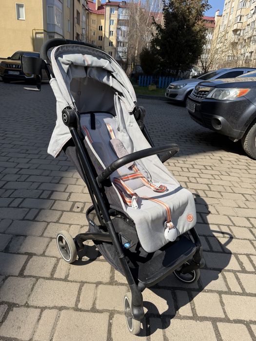Прогулянкова коляска Cybex beezy + дощовик, рукавиці bair та підстаканник.
