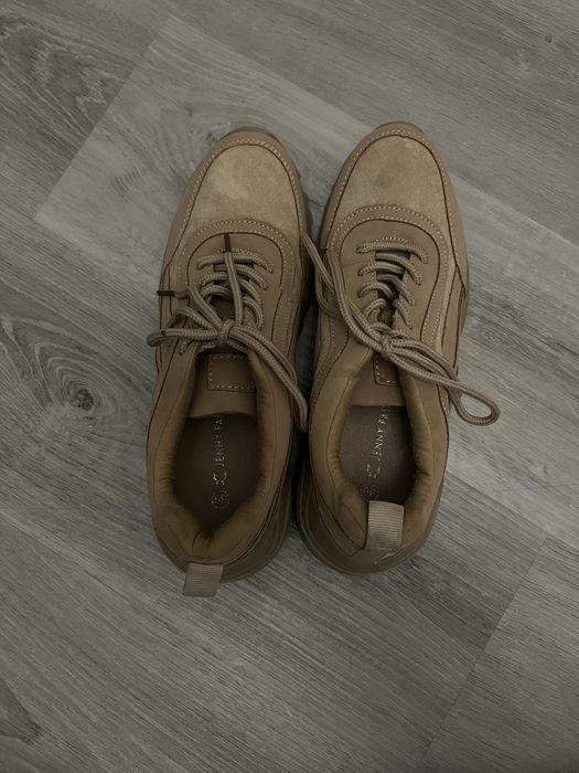 beżowe buty sportowe