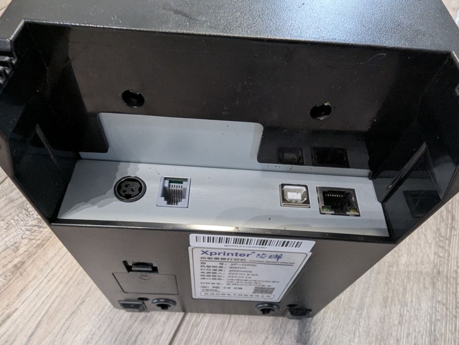 Принтер чеків Xprinter XP-Q200 та касова стрічка.