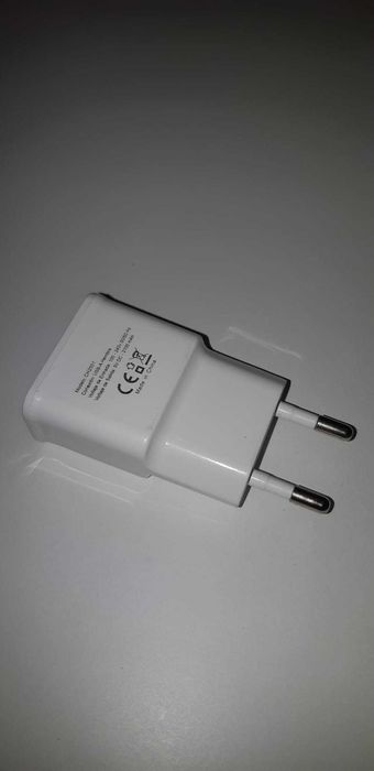 Cinco carregadores e dois cabos USB-C