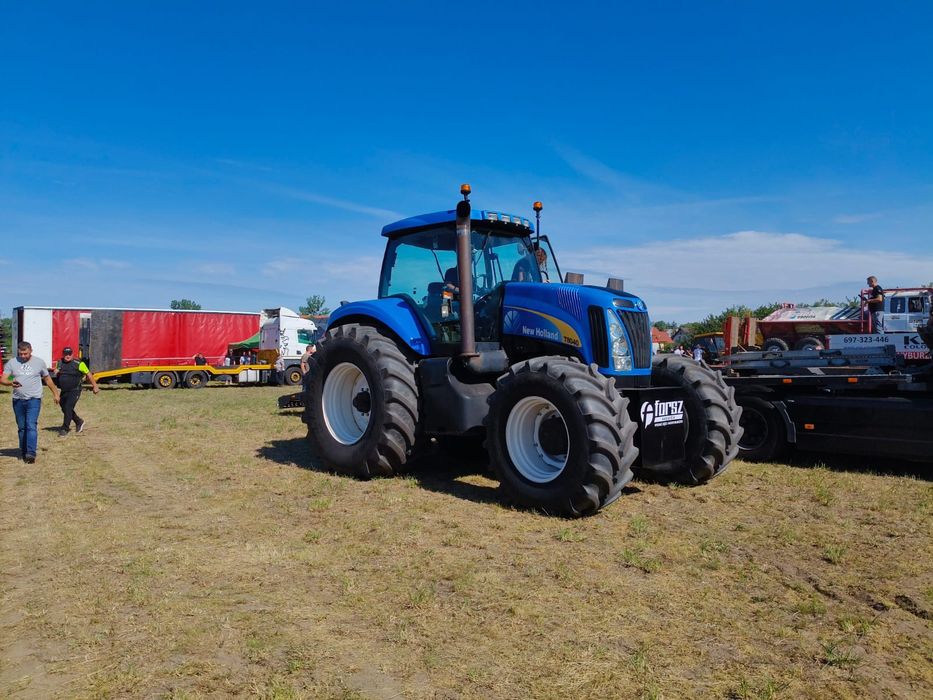 New holland T8040 Tractor Pulling  case magnum cummins 8,3L