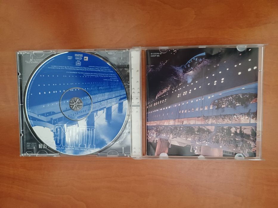 Conjunto CD e Cassete VHS do filme "Titanic"