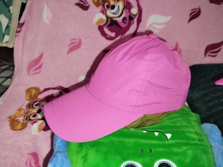 Czapka z daszkiem (bejsbolówka) z otworem na kucyk.