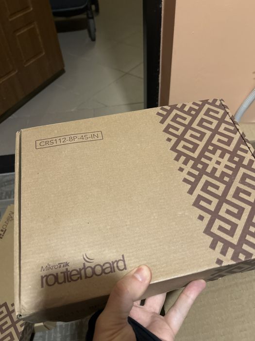 Роутер ядро Mikrotik CRS112-8P-4S-IN з PoE out