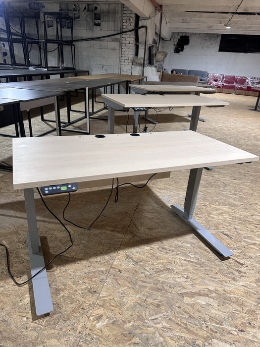 Стіл з підйомний механізмом , з функцією зберігання режимів ,
