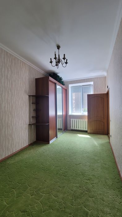 Продам 4х кімнатну квартиру.  Центр міста.