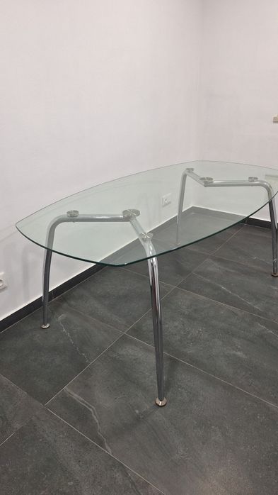 Bela mesa com tampo de vidro e pés de metal