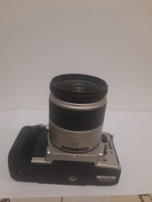 Плівковий дзеркальний фотоапарат Minolta Dynax 5 з об’єктивом Minolta AF Zoom 28–80 мм f/3.5–5.6 D.