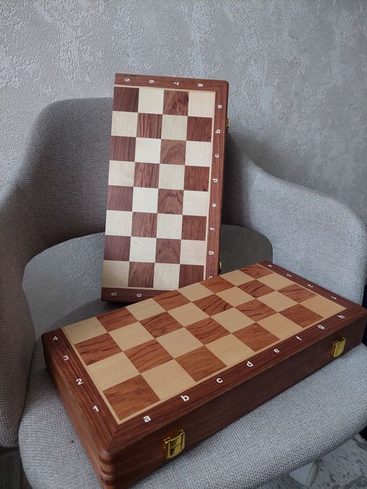 Шахмати дерев'яні, нові. Розмір дошки 39×39 см