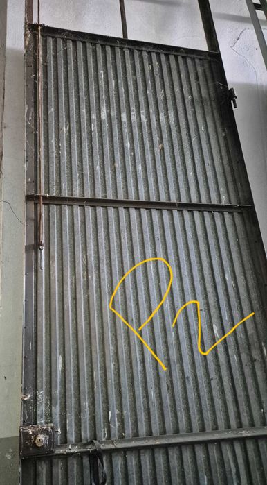 DOIS Portões em ferro e chapa