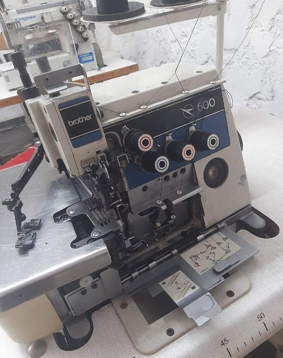 Maquina de costura corta e coze