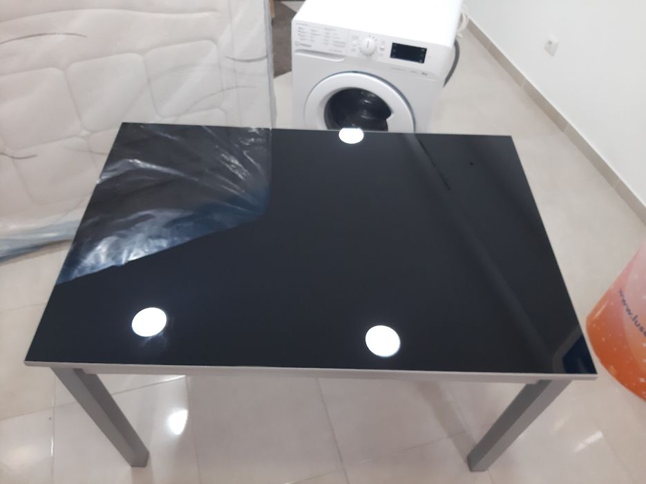 Mesa com tampo em vidro