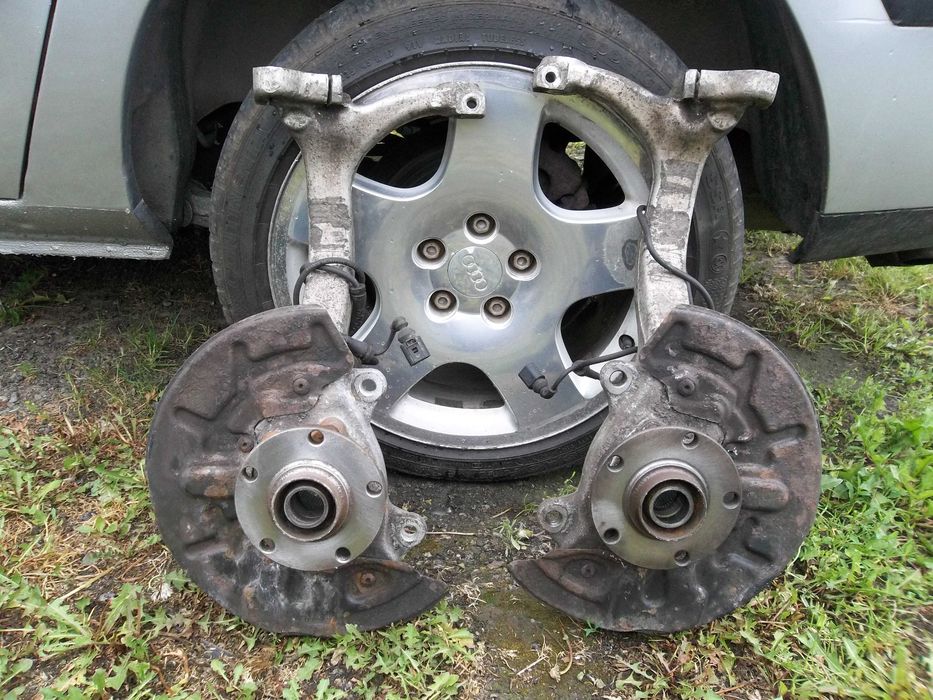Audi A4 B6 B7 zwrotnica przód 8E0407242B 8E0407241B