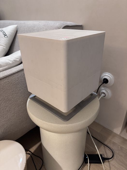 Sprzadam nawilzacz powietrza Stadler Form Oskar w kolorze białym.