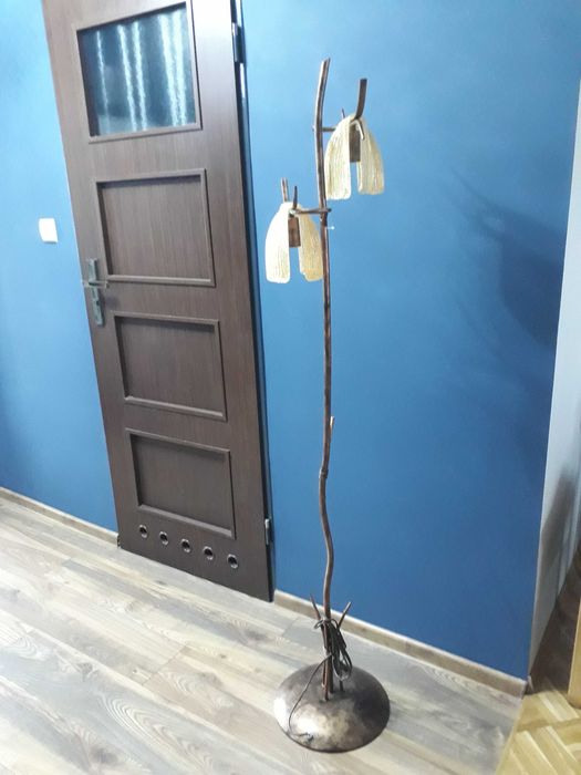 Lampa stojąca z ozdobnymi kloszami