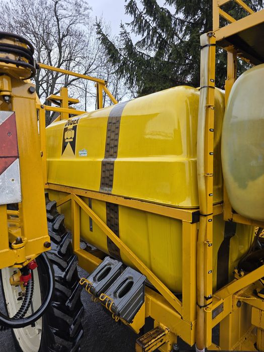 Opryskiwacz ciągany Dubex 2500 l 21m
Szerokość 21-24m 
Rok produkcji: