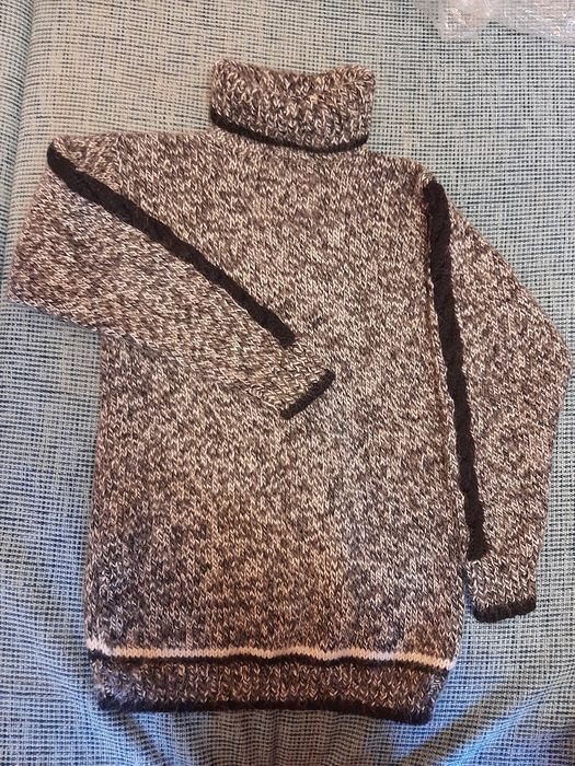 Теплый свитер с горловиной