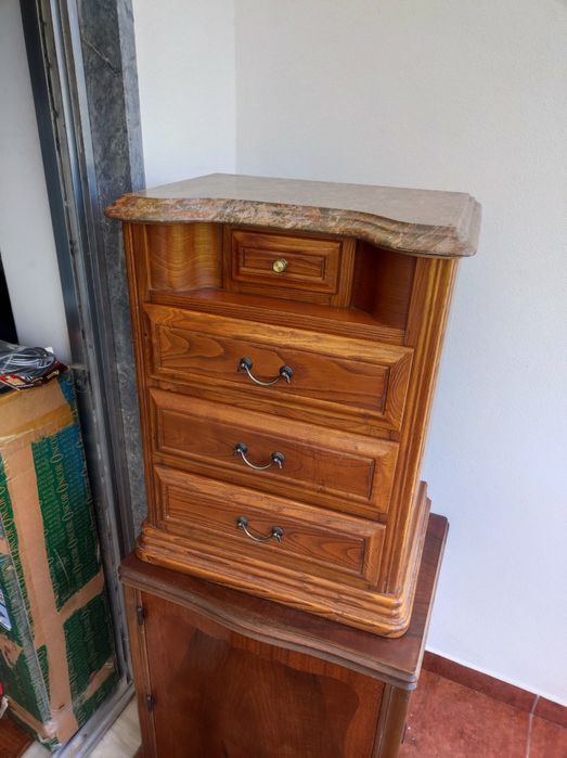 Mesa de cabeceira com pedra mármore