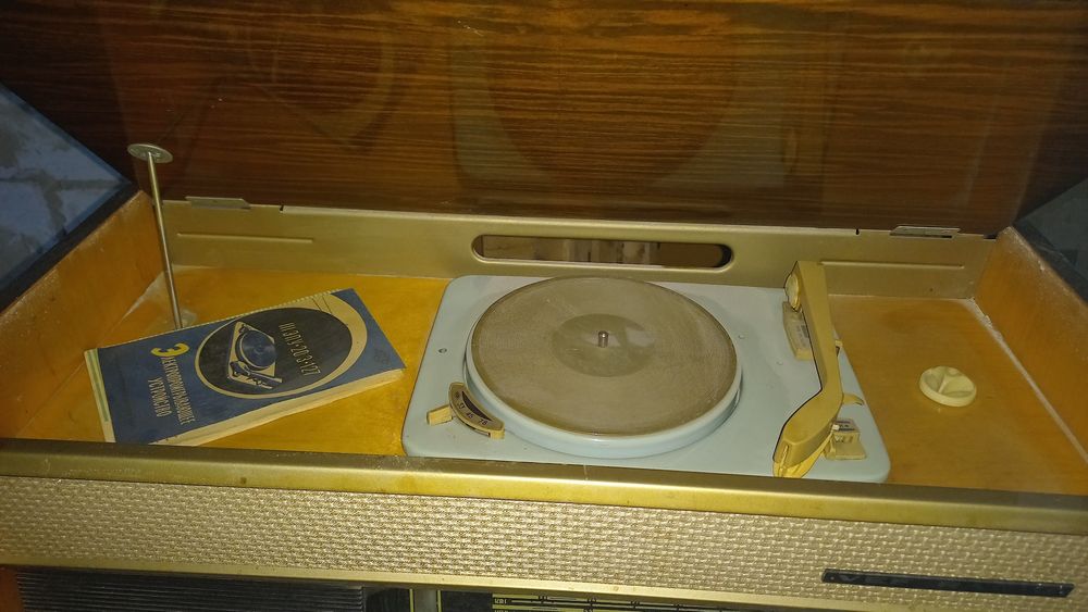 Продам радіолу ВЄФ.