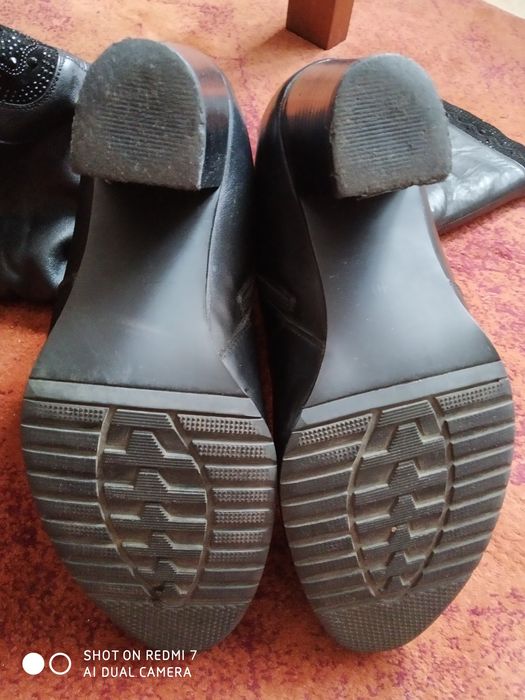 Продам женские зимние кожаные сапожки чёрного цвета.