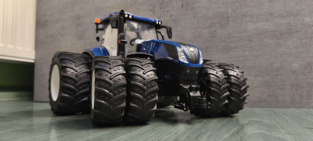 Bruder traktor New Holland na bliźniaczych kołach
