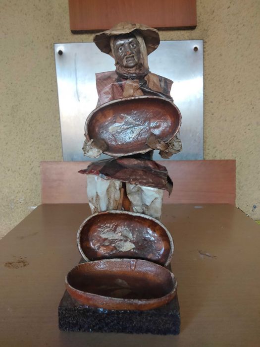 Estatueta em papel prensado