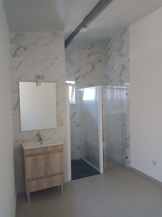 Arrendo quarto, com WC (suite), mobilado.