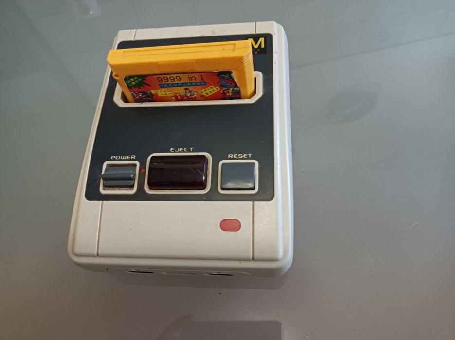 Consola com mais de 50 anos, para coleção