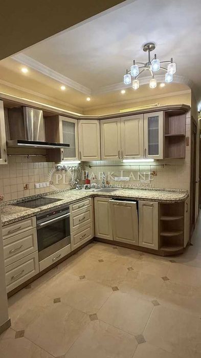 Продаж квартири 80м2 Подільський р. вул. Ужвій,7